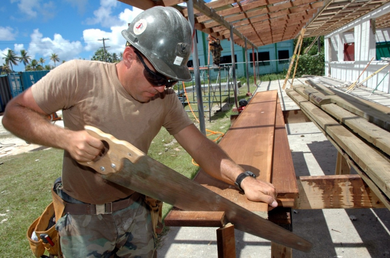 ebeniste-COLOMARS-min_worker_construction_building_carpenter_male_job_build_helmet-893290